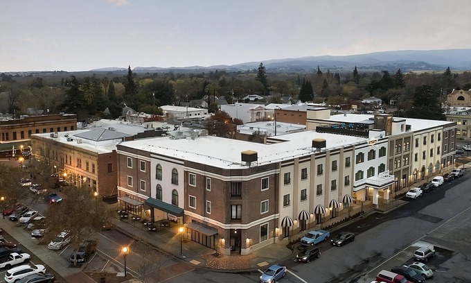 Winters Hotel | Perfect for Family Vacation! 2 Relaxing Accommodation Close to Putah Creek Cafe!