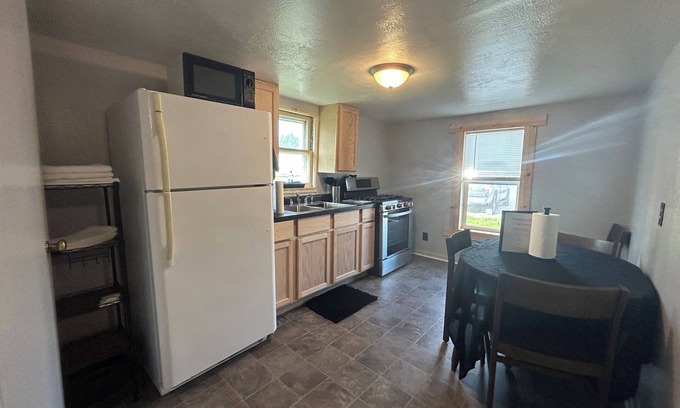 Gypsum Apartment | Perfect for fishing groups! Port Clinton guest unit w/AC, boat parking/plug in