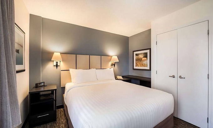 North Arlington Hotel | Perfect For Group and Family Trips! Parking, BBQ! Near Grand Prairie Airport!
