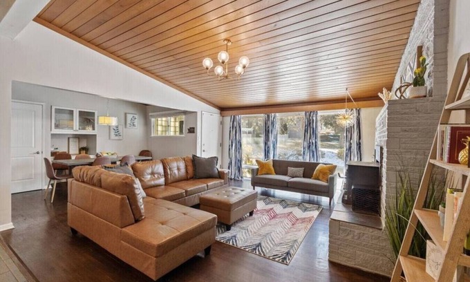 South Perry District Apartment | Perfect for groups-Theater & Arcade close to dwtn!