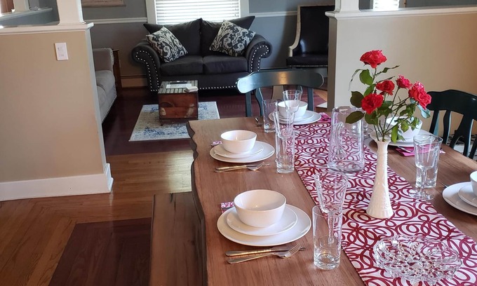 Three Oaks House | Perfect for groups! Walk to Journeyman/downtown Three Oaks