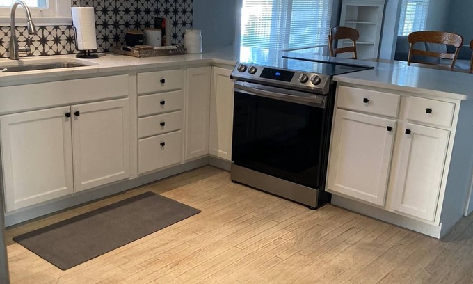 Northwest Pensacola Cottage | Perfect for Travel Nurse, Military, or Extended Stays