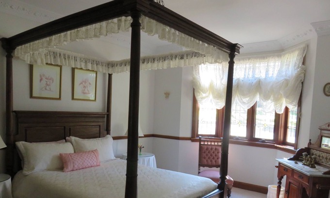 Killcare Cottage | Perfect four person house with all convinces on Putty Beach reserve