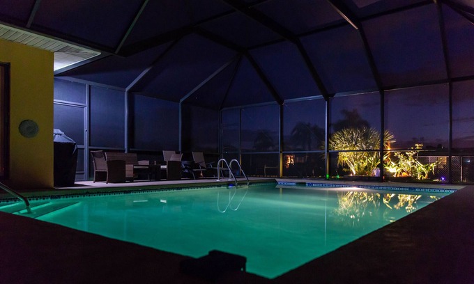 Oakland Hills House | Perfect getaway - Canal front, close to the beach