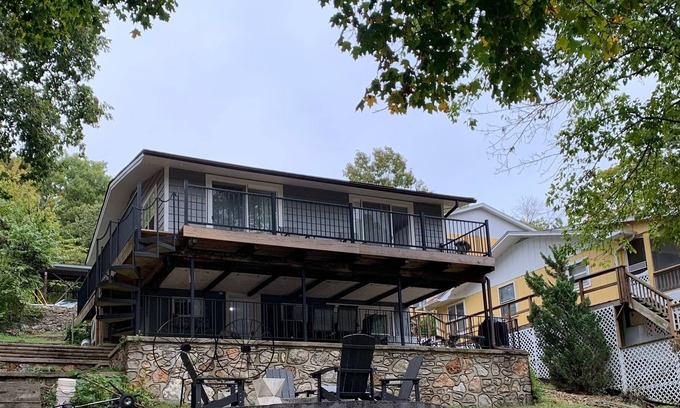 Barnett House | Perfect Getaway Home | Sleeps 7 People