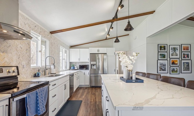 Sturgeon Bay House | Perfect home for friends & family trip that sleeps 10