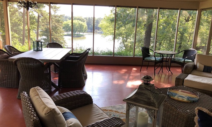 Piney House | Perfect lakefront home with large screen room for family fun on Lake Hamilton