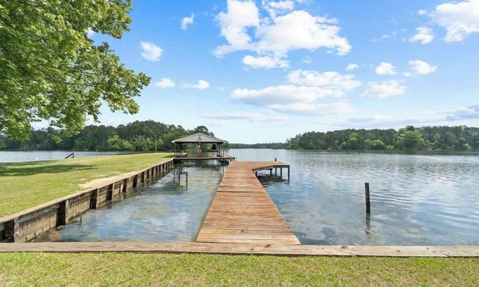 Milledgeville House | Perfect Landing, Sleeps 10, Outdoor Lake Heaven!