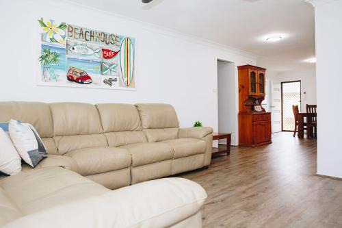 Warana House | Perfect Location 4BR Home Warana - 200m to Beach!