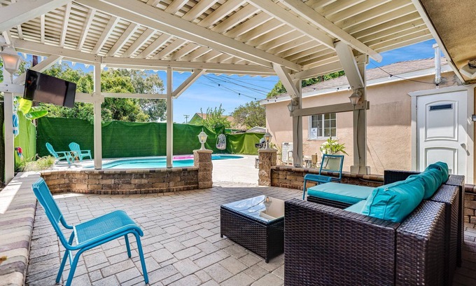 North Long Beach House | Perfect Oasis w/Pool, jacuzzi, close to airports, beach, entertainment and more