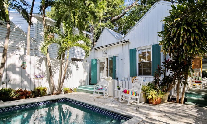 Key West Historic District Cottage | Perfect Pineapple by Avantstay Pet Friendly w/ Pool! Month Long Stays Only