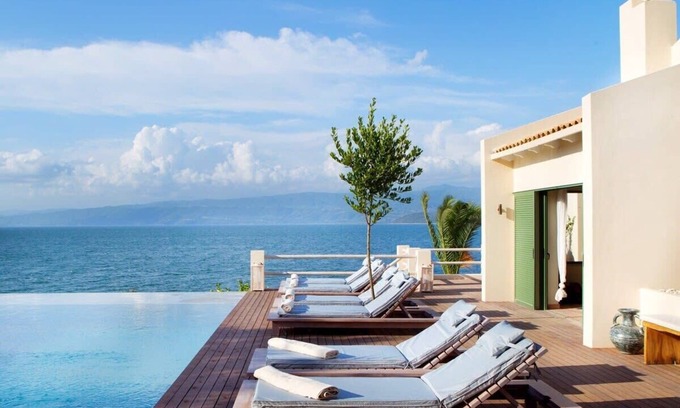 Amfilochia Villa | Perfect retreat for large families and groups of friends.