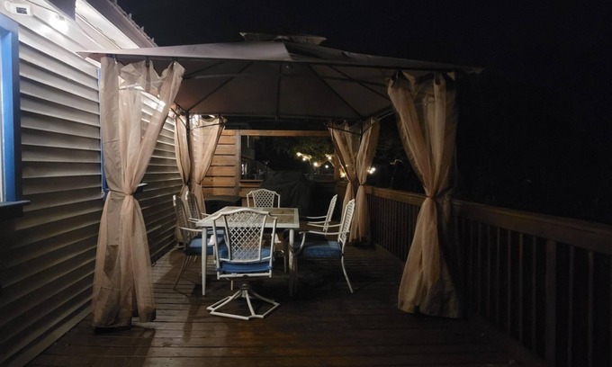 Venice Cottage | Perfect Riverside Getaway! Enjoy Hiking, Kayaking, or Relaxing by the Firepit!