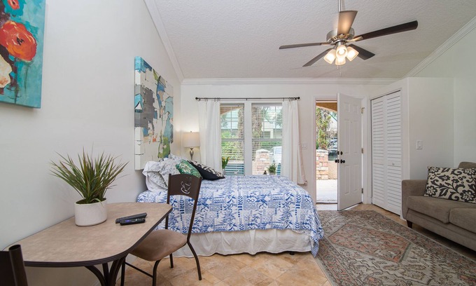Southbank Apartment | Perfect Studio located in Medical district and San Marco entertainment district!
