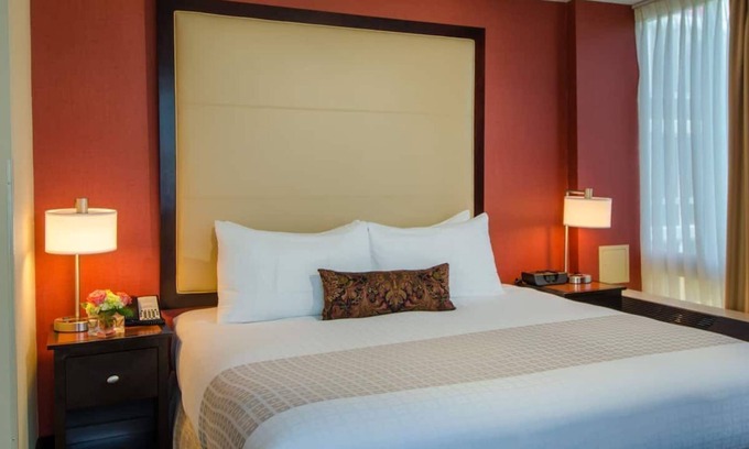Dupont Circle Hotel | Perfect Vacay with Friends! 4 Relaxing Units w/City Views, Pets are Allowed