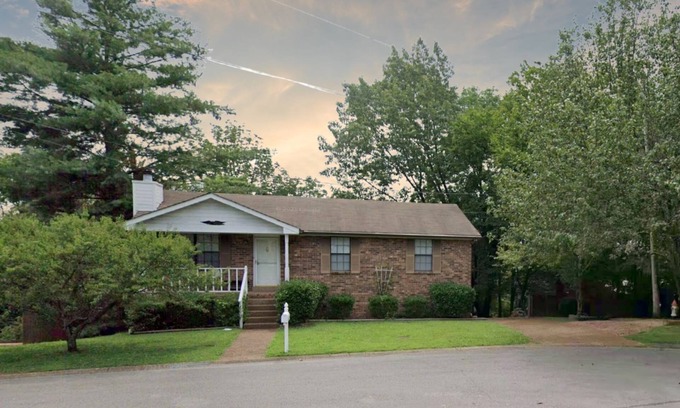 Nashville House | Perfect Writer's retreat: Peaceful and a half mile walk to Percy Priest Lake!