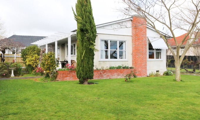 Havelock North Cottage | Perfectly located two bedroom fully fenced home (Pet Friendly)
