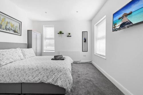 Peterborough Apartment | Perfectly Located 2-Bed w/ Free Private Parking