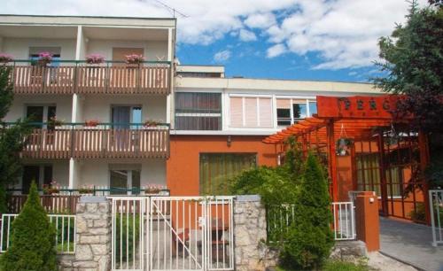 Balatonfoldvar House | Pergola Panzió