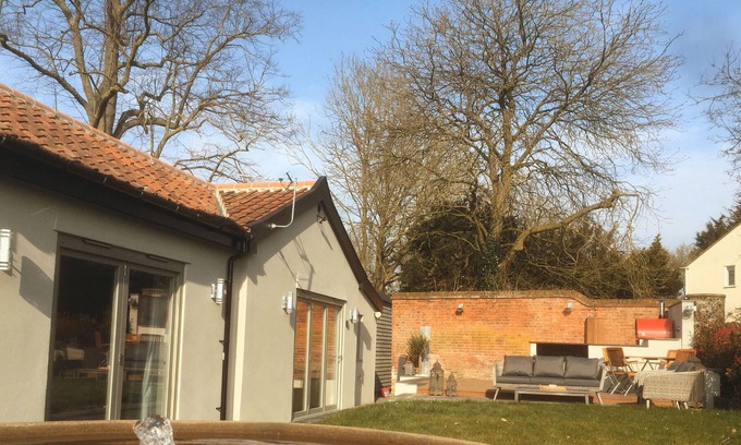 Harleston Cottage | Period Cottage Pizza Oven, South Gardens balau decking, 5 bathrooms - Sleeps 10