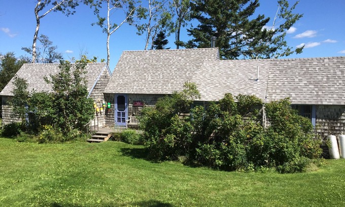 Brooklin Cottage | PERIWINKLE COTTAGE in Brooklin, Maine