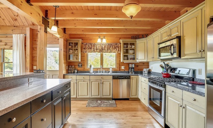 Waterbury House | Perry Hill Escape: 3 br log cabin, wood fireplace, sauna, deck!