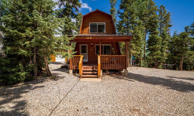 Meadow View Heights Cabin | Pet & Family Friendly Rustic Relaxation Near Parks