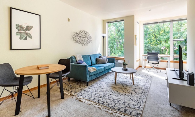 Lloyd District Apartment | Pet-Friendly 1 BR Apartment in Portland