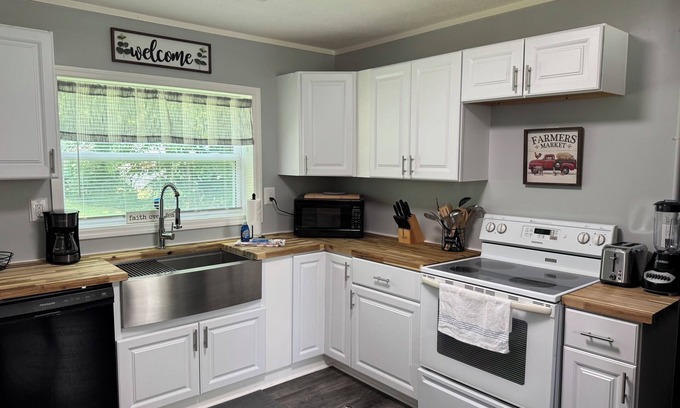 Knoxville House | Pet-Friendly 1BR Near UT Medical & Downtown Quiet Stay with Parking