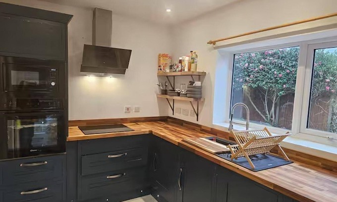 Chester House | Pet Friendly - 2 Bedrooms - 4 Guests - Parking