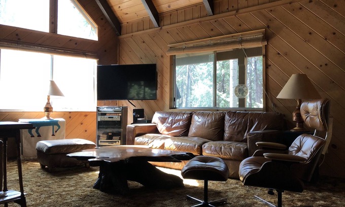 Arnold Ski Chalet | Pet Friendly 2 BR + Loft , Wifi , Sleeps 8
