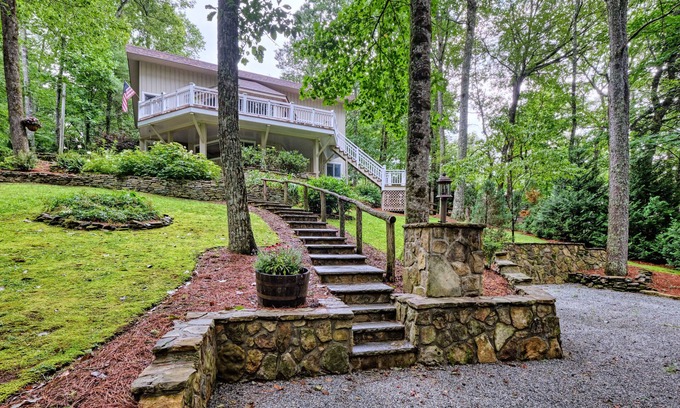 Mirror Lake House | PET FRIENDLY: 3 mins to Highlands, 12 mins Cashiers.