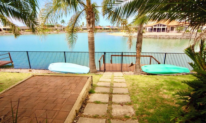 Encounter Bay House | Pet-Friendly 4-Bedroom Lakeside Getaway with BBQ, Private Jetty & Stunning Views