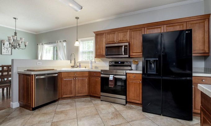 Brevard House | Pet friendly 8 min to Brevard - canoes & paddle board!