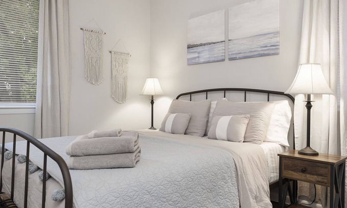 Hidden Valley Apartment | Pet Friendly Apartment in University area