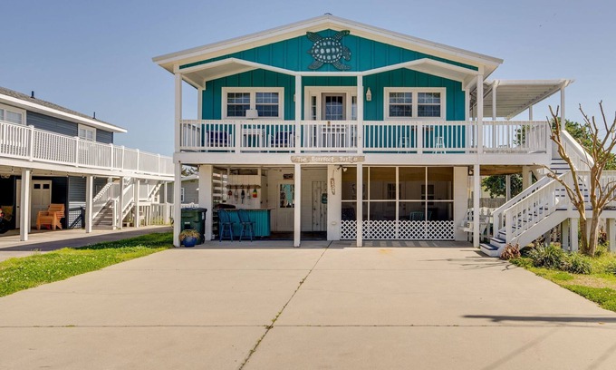 Cherry Grove Beach House | Pet Friendly Beach House, Short Walk To Beach + FREE DAILY ACTIVITIES!