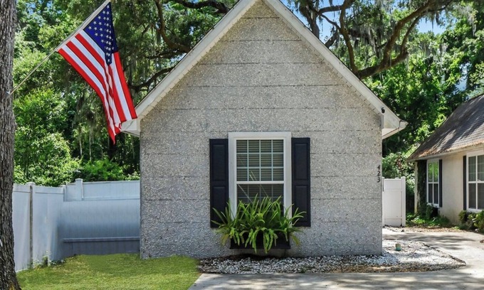 Saint Simons Island Cottage | Pet friendly, beautiful mid island cottage only 3 miles from the beach!