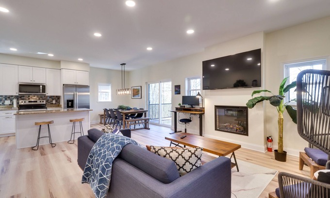 Mount Jackson House | Pet-Friendly Basye Vacation Rental w/Fireplace!