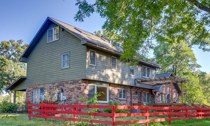 Benton County House | Pet-Friendly Bentonville Retreat w/ Peaceful Deck!