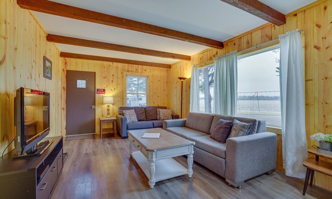 Mauston Cabin | Pet-Friendly Cabin Retreat: Wisconsin River Access