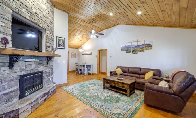 Spruce Pine Cabin | Pet-Friendly Cabin w/Fire Pit in Spruce Pine!