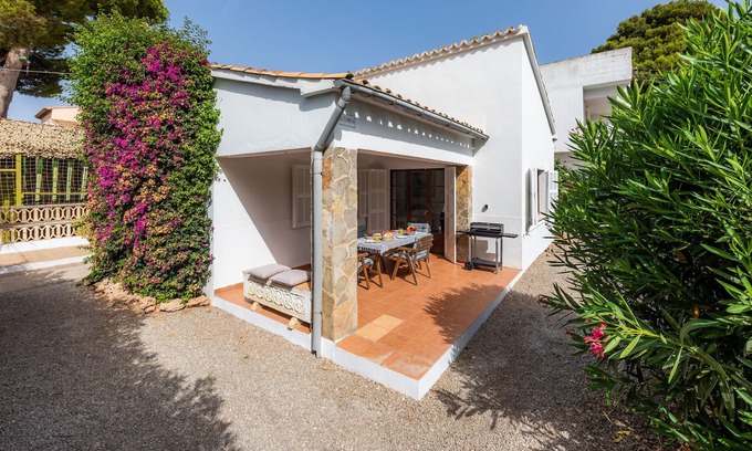 Cala Ratjada Ski Chalet | Pet-Friendly Chalet 'Cas Padrins' close to the Beach with Garden & Wi-Fi
