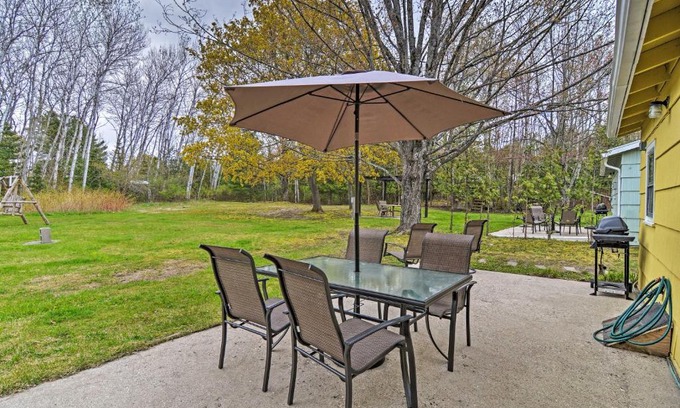 Charlevoix House | Pet-Friendly Charlevoix Cabin Walk to Lakefront!
