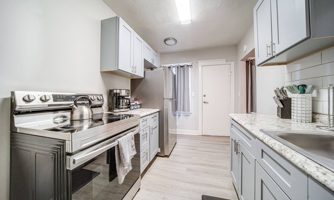 Cleveland Apartment | Pet-friendly Cleveland Townhome, 2 Mi to Downtown!