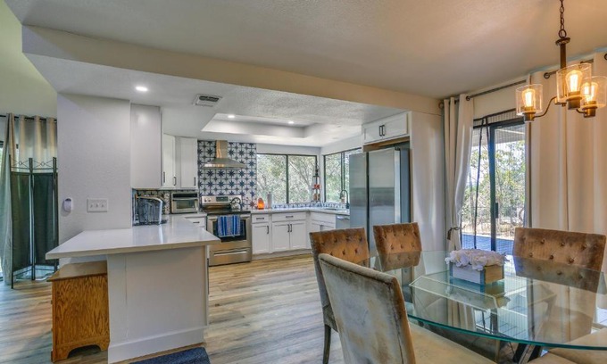 Yosemite Lakes House | Pet-Friendly Coarsegold Vacation Rental with Deck!