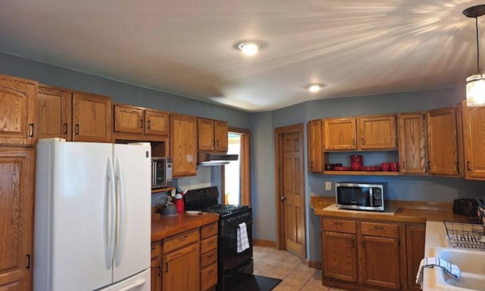 Dresbach House | Pet-friendly, Comfy 2-Story near Mississippi River
