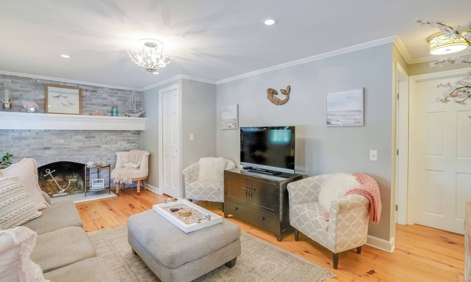 Marblehead Condo | Pet-Friendly Condo ~ 1 Mi to Beach in Marblehead