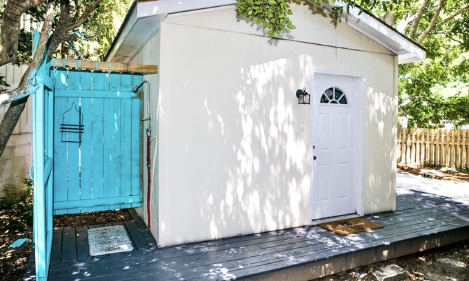 Charleston Cottage | Pet Friendly Cozy Cottage on James Island