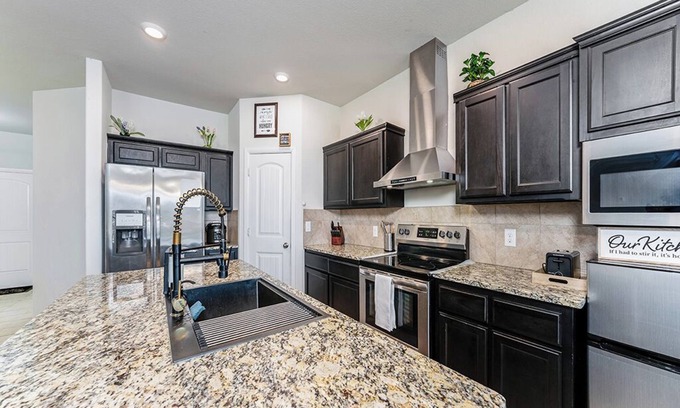 John T White House | Pet friendly Cozy Home w/Fenced Backyard-15 mins to AT&T -Fortworth Stockyards