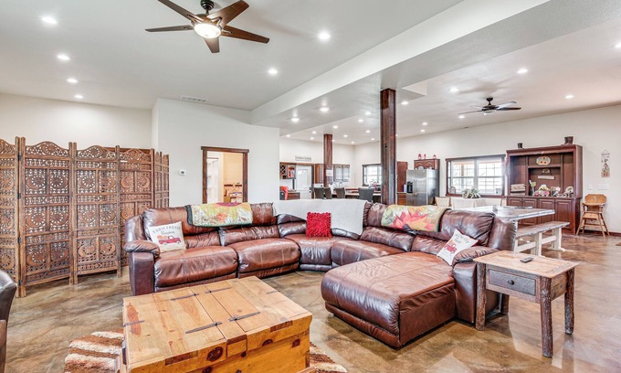 Lingle House | Pet Friendly 'Daydreamers Guest Ranch' on 60 Acres